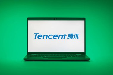 Prag, Çek Cumhuriyeti - 02 21 2025: Tencent logosunu gösteren dizüstü bilgisayar.