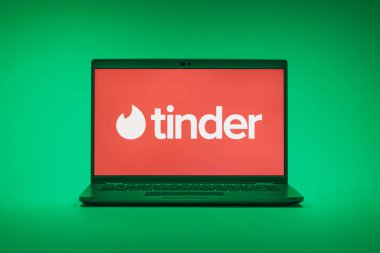 Prag, Çek Cumhuriyeti - 02 21 2025: Tinder logosunu gösteren dizüstü bilgisayar.