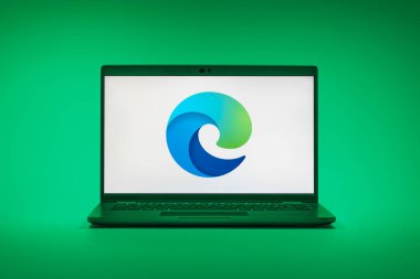 Prag, Çek Cumhuriyeti - 02 21 2025: Edge logosunu gösteren dizüstü bilgisayar.