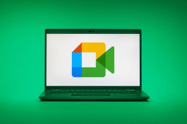 Prag, Çek Cumhuriyeti - 02 21 2025: Google Meet logosunu gösteren dizüstü bilgisayar.