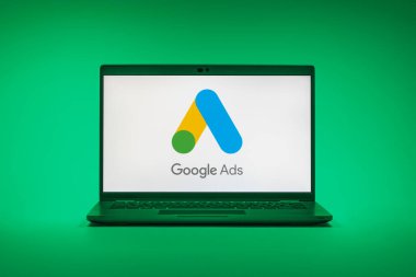 Prag, Çek Cumhuriyeti - 02 21 2025: Google Ads logosunu gösteren dizüstü bilgisayar.