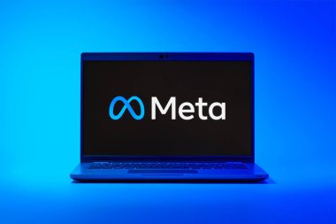 Prag, Çek Cumhuriyeti - 02 21 2025: Meta logosunu gösteren dizüstü bilgisayar.