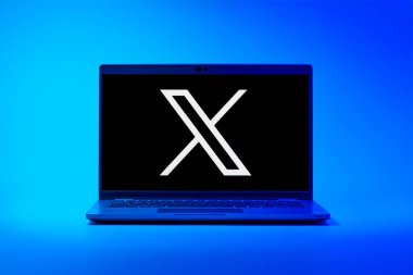 Prag, Çek Cumhuriyeti - 02 21 2025: X logosu gösteren dizüstü bilgisayar.