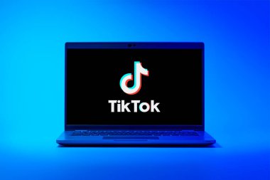 Prag, Çek Cumhuriyeti - 02 21 2025: TikTok logosunu gösteren dizüstü bilgisayar.