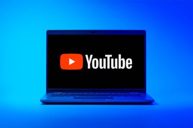 Prag, Çek Cumhuriyeti - 02 21 2025: Youtube logosunu gösteren dizüstü bilgisayar.