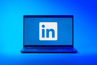 Prag, Çek Cumhuriyeti - 02 21 2025: LinkedIn logosunu gösteren dizüstü bilgisayar.