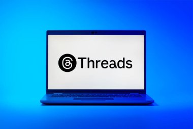 Prag, Çek Cumhuriyeti - 02-21-2025: Dizüstü bilgisayarda ipliklerin logosu görülüyor.