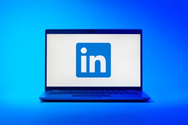 Prag, Çek Cumhuriyeti - 02 21 2025: LinkedIn logosunu gösteren dizüstü bilgisayar.