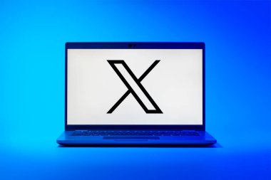 Prag, Çek Cumhuriyeti - 02 21 2025: X logosu gösteren dizüstü bilgisayar.