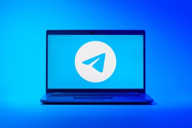 Prag, Çek Cumhuriyeti - 02 21 2025: Telegram logosunu gösteren dizüstü bilgisayar.