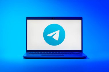 Prag, Çek Cumhuriyeti - 02 21 2025: Telegram logosunu gösteren dizüstü bilgisayar.