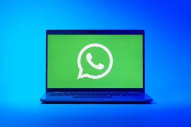 Prag, Çek Cumhuriyeti - 02 21 2025: yüzeyde WhatsApp logosunu gösteren dizüstü bilgisayar.