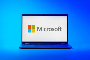 Prag, Çek Cumhuriyeti - 02 21 2025: Microsoft logosunu gösteren dizüstü bilgisayar.