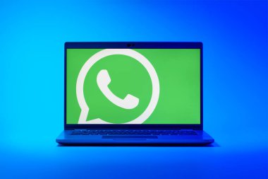 Prag, Çek Cumhuriyeti - 02 21 2025: yüzeyde WhatsApp logosunu gösteren dizüstü bilgisayar.