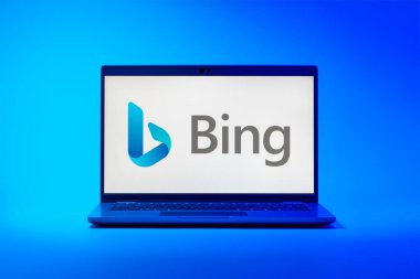 Prag, Çek Cumhuriyeti - 02 21 2025: Bing logosunu gösteren dizüstü bilgisayar.