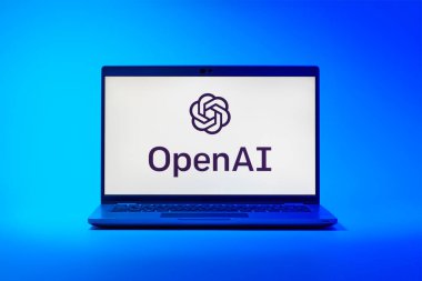 Prag, Çek Cumhuriyeti - 02 21 2025: OpenAI logosunu gösteren dizüstü bilgisayar.