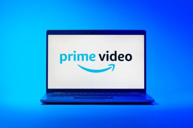 Prag, Çek Cumhuriyeti - 02-21-2025: Prime Video logosunu gösteren dizüstü bilgisayar.