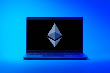 Prag, Çek Cumhuriyeti - 02 21 2025: Ethereum logosunu gösteren dizüstü bilgisayar.