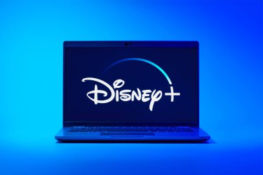 Prag, Çek Cumhuriyeti - 02 21 2025: Disney + logosunu gösteren dizüstü bilgisayar.