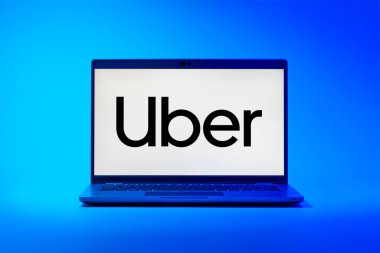 Prag, Çek Cumhuriyeti - 02 21 2025: Uber logosunu gösteren dizüstü bilgisayar.