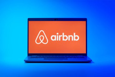 Prag, Çek Cumhuriyeti - 02 21 2025: Airbnb logosunu gösteren dizüstü bilgisayar.