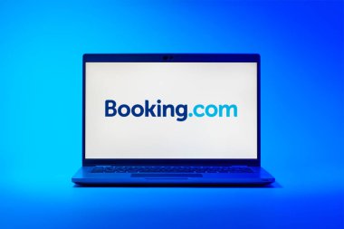 Prag, Çek Cumhuriyeti - 02 21 2025: Booking.com logosunu gösteren dizüstü bilgisayar.