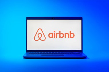 Prag, Çek Cumhuriyeti - 02 21 2025: Airbnb logosunu gösteren dizüstü bilgisayar.