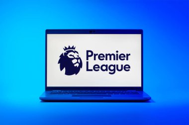 Prag, Çek Cumhuriyeti - 02 21 2025: Premier League logosunu gösteren dizüstü bilgisayar.