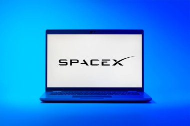 Prag, Çek Cumhuriyeti - 02 21 2025: SpaceX logosunu gösteren dizüstü bilgisayar.