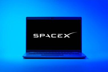 Prag, Çek Cumhuriyeti - 02 21 2025: SpaceX logosunu gösteren dizüstü bilgisayar.