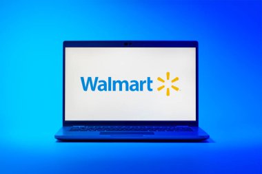 Prag, Çek Cumhuriyeti - 02 21 2025: Walmart logosunu gösteren dizüstü bilgisayar.