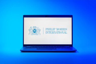 Prag, Çek Cumhuriyeti - 02-21-2025: Philip Morris logosunu gösteren dizüstü bilgisayar.