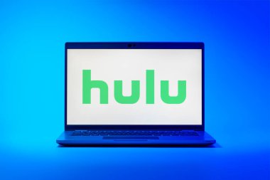 Prag, Çek Cumhuriyeti - 02 21 2025: Hulu logosunu gösteren dizüstü bilgisayar.