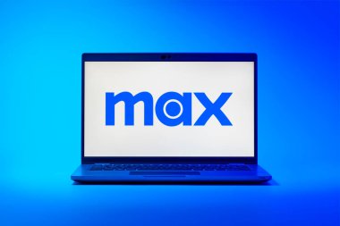 Prag, Çek Cumhuriyeti - 02-21-2025: Max logosunu gösteren dizüstü bilgisayar.