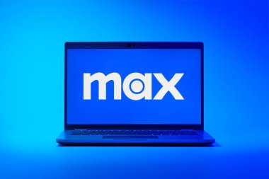 Prag, Çek Cumhuriyeti - 02-21-2025: Max logosunu gösteren dizüstü bilgisayar.