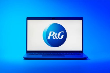 Prag, Çek Cumhuriyeti - 02 21 2025: Procter ve Gamble logosunu gösteren dizüstü bilgisayar.