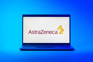 Prag, Çek Cumhuriyeti - 02 21 2025: AstraZeneca logosunu gösteren dizüstü bilgisayar.