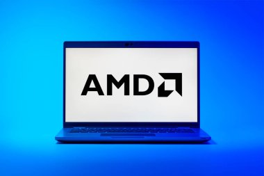 Prag, Çek Cumhuriyeti - 02 21 2025: Yüzeyde AMD logosu gösteren dizüstü bilgisayar.