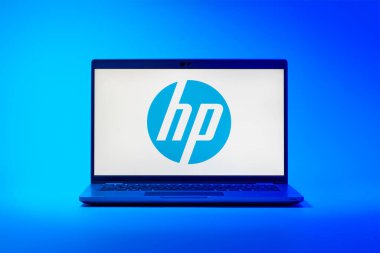Prag, Çek Cumhuriyeti - 02-21-2025: Hewlett-Packard logosunu gösteren dizüstü bilgisayar.