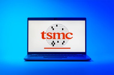 Prag, Çek Cumhuriyeti - 02 21 2025: TSMC logosunu gösteren dizüstü bilgisayar.