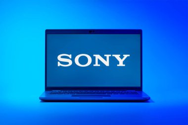 Prag, Çek Cumhuriyeti - 02 21 2025: Sony logosunu gösteren dizüstü bilgisayar.