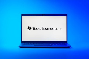 Prag, Çek Cumhuriyeti - 02 21 2025: Dizüstü bilgisayarda Teksas Enstrümanları logosu görülüyor.