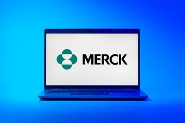 Prag, Çek Cumhuriyeti - 02 21 2025: Merck logosunu gösteren dizüstü bilgisayar.