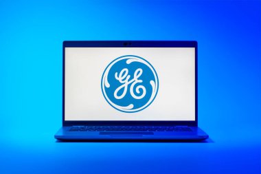 Prag, Çek Cumhuriyeti - 02 21 2025: Laptop yüzeyde Genel Elektrik logosunu gösteriyor.