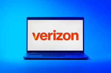 Prag, Çek Cumhuriyeti - 02 21 2025: Verizon logosunu gösteren dizüstü bilgisayar.