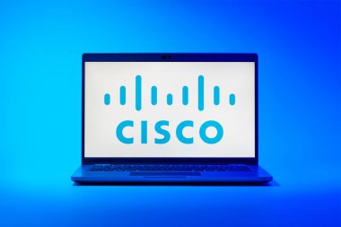 Prag, Çek Cumhuriyeti - 02 21 2025: Cisco logosunu gösteren dizüstü bilgisayar.