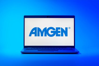 Prag, Çek Cumhuriyeti - 02 21 2025: Amgen logosunu gösteren dizüstü bilgisayar.