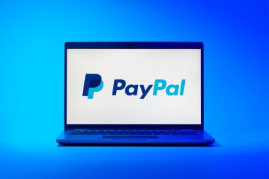 Prag, Çek Cumhuriyeti - 02 21 2025: PayPal logosunu gösteren dizüstü bilgisayar.