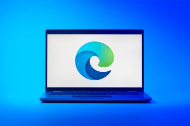 Prag, Çek Cumhuriyeti - 02 21 2025: Edge logosunu gösteren dizüstü bilgisayar.