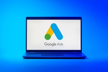 Prag, Çek Cumhuriyeti - 02 21 2025: Google Ads logosunu gösteren dizüstü bilgisayar.